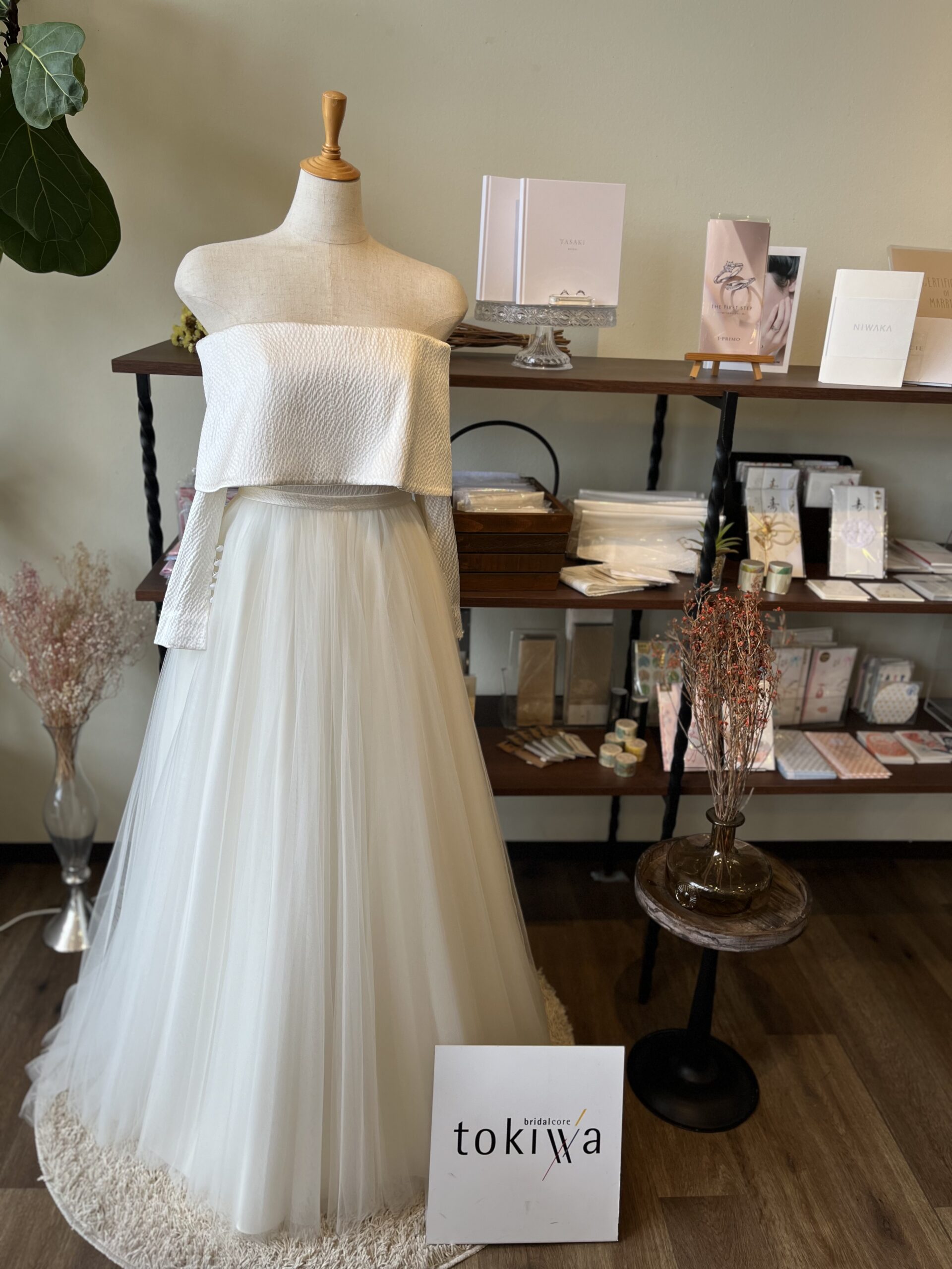 店舗のディスプレイドレスをチェンジしました!